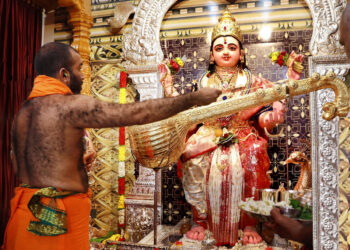 ಸ್ವರ್ಣಾಭರಣದಿಂದ ಕಂಗೊಳಿಸುವ ಮಂಗಳೂರು ಶಾರದೆ