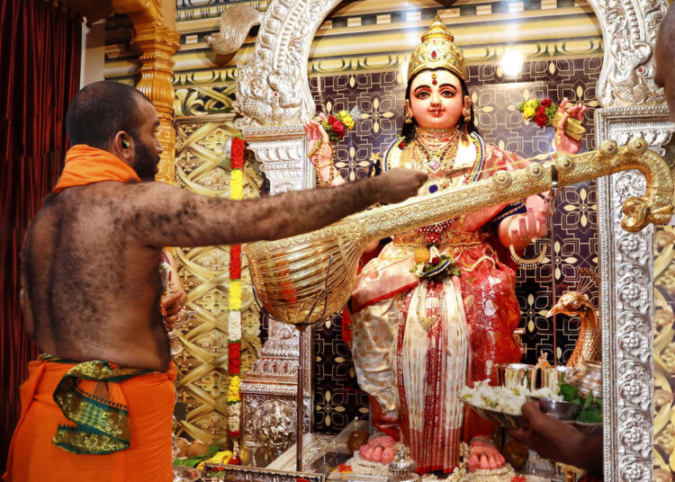 ಸ್ವರ್ಣಾಭರಣದಿಂದ ಕಂಗೊಳಿಸುವ ಮಂಗಳೂರು ಶಾರದೆ