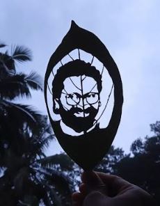 ತರಬೇತಿಗಳಿಲ್ಲದೆ ಎಲೆಗಳಲ್ಲಿಯೇ ಚಿತ್ರಬಿಡಿಸುವ ಕಾಡುಪಂಜದ ಹುಡುಗ