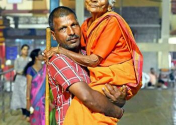 ಕಟೀಲು ದುರ್ಗಾಪರಮೇಶ್ವರಿ ಸನ್ನಿಧಿಗೆ ತಾಯಿಯನ್ನು ಹೊತ್ತುಕೊಂಡೇ ಬಂದ ಮಗ..!