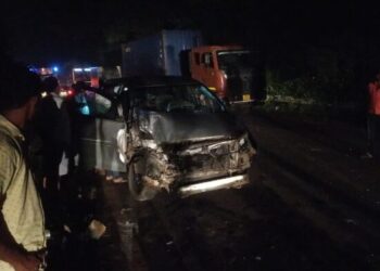 ಗ್ಯಾಸ್ ಸಿಲಿಂಡರ್ ಲಾರಿ-ಕಾರು ಮುಖಾಮುಖಿ ಡಿಕ್ಕಿ