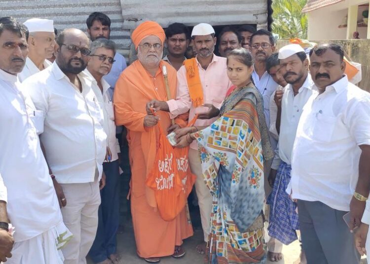 ಕನ್ನಡ ಶಾಲೆಗಾಗಿ ಮನೆಮನೆ ತೆರಳಿ ₹ 61 ಲಕ್ಷ ಸಂಗ್ರಹಿಸಿದ ಸ್ವಾಮೀಜಿ!