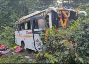 ಬಳ್ಳಾರಿಯಿಂದ ಹೊರಟ ಶಬರಿಮಲೆ ಯಾತ್ರಿಕರ ಬಸ್ ಅಪಘಾತ:ಹಲವರಿಗೆ ಗಾಯ