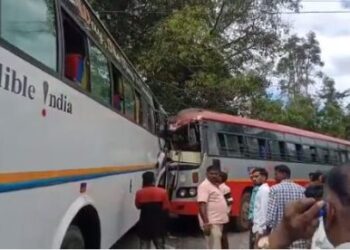 ಸರಕಾರಿ ಬಸ್ ಮತ್ತು ಮಕ್ಕಳು ಪ್ರವಾಸ ಹೋಗುತ್ತಿದ್ದ ಬಸ್ ನಡುವೆ ಭೀಕರ ಅಪಘಾತ