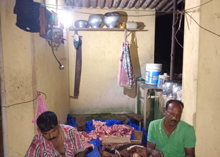 ಬೆಳ್ಳಂಬೆಳಗ್ಗೆ ಅಕ್ರಮ ಕಸಾಯಿ ಖಾನೆಗೆ ದಾಳಿ:ಹಿಂಜಾವೇ ಕಾರ್ಯಕರ್ತರ ಚುರುಕಿನ ಕಾರ್ಯಾಚರಣೆ