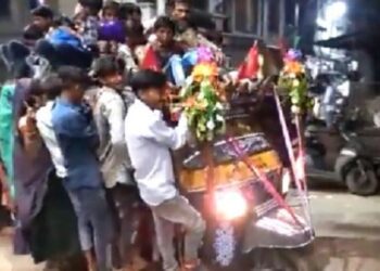 ಅಬ್ಬಬ್ಬಾ ! ಒಂದೇ ಆಟೋದಲ್ಲಿ ಇಷ್ಟೊಂದು ಜನ ಪ್ರಯಾಣಿಸಬಹುದಾ?!