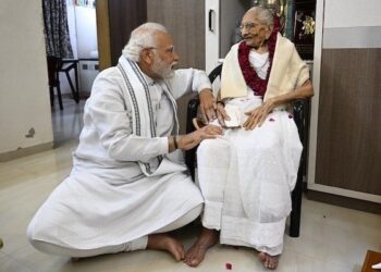 ಪ್ರಧಾನಿ ಮೋದಿ ತಾಯಿ ಅಸ್ವಸ್ಥ: ಗಂಭೀರ ಸ್ಥಿತಿಯಲ್ಲಿ ಆಸ್ಪತ್ರೆಗೆ ದಾಖಲು