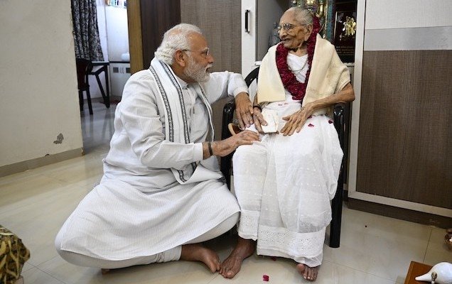 ಪ್ರಧಾನಿ ಮೋದಿ ತಾಯಿ ಅಸ್ವಸ್ಥ: ಗಂಭೀರ ಸ್ಥಿತಿಯಲ್ಲಿ ಆಸ್ಪತ್ರೆಗೆ ದಾಖಲು