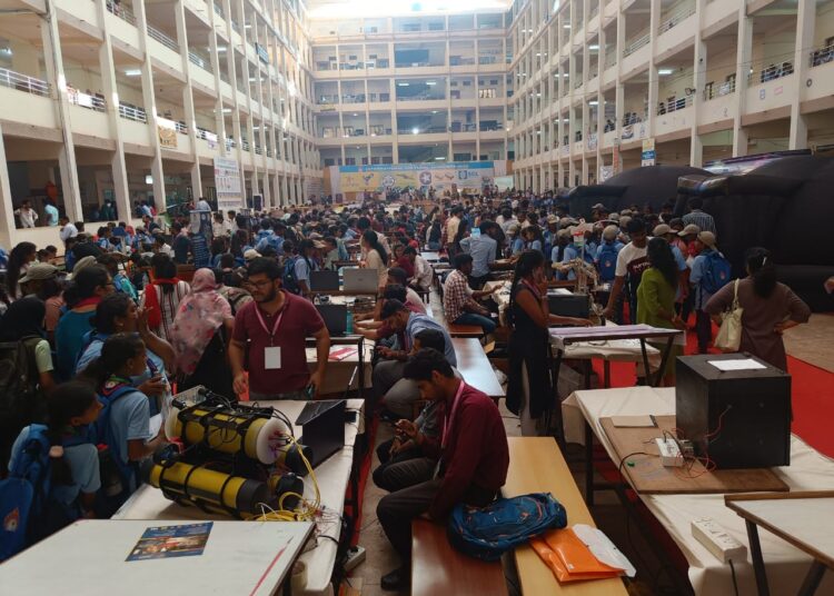 ಕೊರೊನಾ ಪತ್ತೆ ಮಾಡುತ್ತೆ ಈ ಮನೆ ಗೇಟ್:ಕೊರೊನಾ ರೋಗಿಗಳ ಸೇವೆ ಮಾಡುತ್ತೆ ರೋಬೋಟಿಕ್ ನರ್ಸ್..ಏನಿದು?