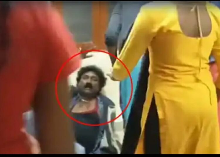 ಕಾಮುಕ ಶಿಕ್ಷಕನಿಗೆ ವಿದ್ಯಾರ್ಥಿನಿಯರಿಂದ ಗೂಸಾ..!