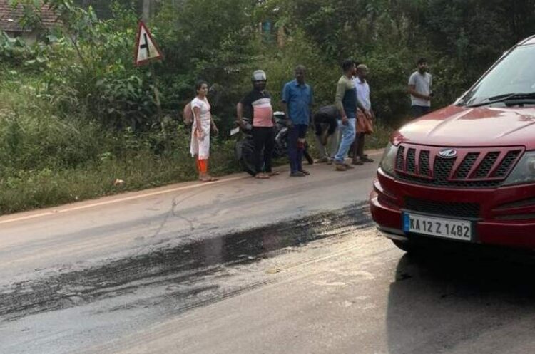 ಸುಳ್ಯ:ಟ್ಯಾಂಕರ್ ನಿಂದ ಆಯಿಲ್ ಸೋರಿಕೆ ;ದ್ವಿಚಕ್ರ ವಾಹನಗಳು ಸ್ಕಿಡ್