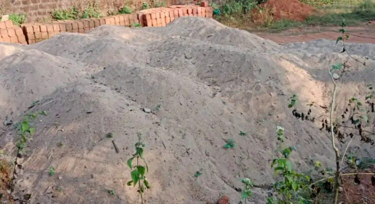 ಸುಳ್ಯ:ಅಕ್ರಮ ಮರಳು ದಾಸ್ತಾನು -100 ಲೋಡ್ ಮರಳು ವಶಪಡಿಸಿಕೊಂಡ ಅಧಿಕಾರಿಗಳು  