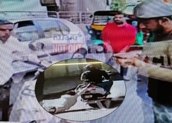 ತಪ್ಪು ಪ್ರಶ್ನಿಸಿದ್ದಕ್ಕೆ ವ್ಯಕ್ತಿಯನ್ನು1 ಕಿ.ಮೀ. ಎಳೆದುಕೊಂಡು ಹೋದ ಸ್ಕೂಟಿ ಸವಾರ..!