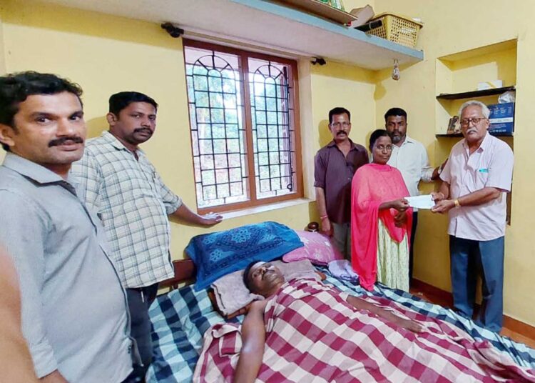 ಸುಳ್ಯ ತಾಲೂಕು ಧ್ವನಿ ಮತ್ತು ಬೆಳಕು ಶಾಮಿಯಾನ ಸಂಘದಿಂದ ನೆರವು