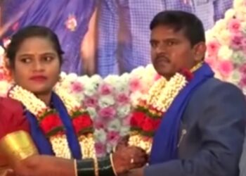 ಮದುವೆ ಜೋಡಿಗೆ ಮಂತ್ರ ಪಠಣೆ ಬದಲು ಸಂವಿಧಾನ ಪ್ರತಿಜ್ಞೆ ಬೋಧನೆ: ವಿಡಿಯೋ ವೈರಲ್