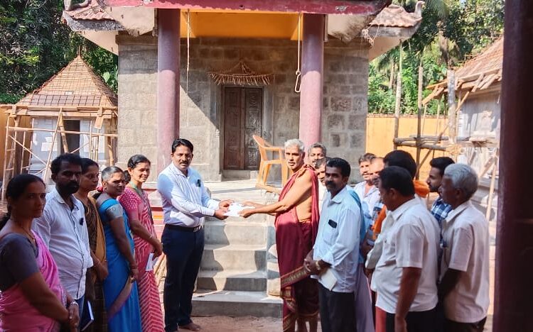 ಶ್ರೀ ಕ್ಷೇತ್ರ ಧರ್ಮಸ್ಥಳದಿಂದ ಹನ್ನೆರಡು ಕವಲು ದೇವಸ್ಥಾನಕ್ಕೆ 1 ಲಕ್ಷದ ಚೆಕ್ ವಿತರಣೆ