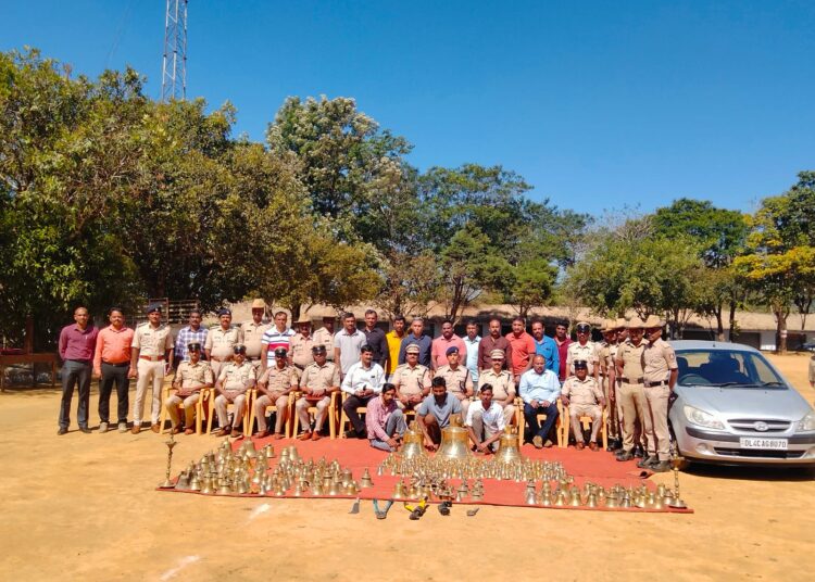 ಮಡಿಕೇರಿ: ದೇವಸ್ಥಾನದ ಬೃಹತ್ ಘಂಟೆ ಕದ್ದಿಯುತ್ತಿದ್ದ ಖದೀಮರು ಅಂದರ್