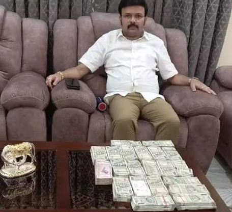 ಭಾರಿ ಸುದ್ದಿಯಲ್ಲಿರುವ ಸ್ಯಾಂಟ್ರೋ ರವಿ ಯಾರು? ಈತನ ಹಿನ್ನೆಲೆಯೇನು? ಇಲ್ಲಿದೆ ಕಂಪ್ಲೀಟ್ ರಿಪೋರ್ಟ್