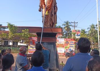 ಸುಳ್ಯ:ರಾಷ್ಟೀಯ ಯುವ ದಿನಾಚರಣೆ ಪ್ರಯುಕ್ತ ಸ್ವಾಮಿ ವಿವೇಕಾನಂದ ವೃತ್ತದಲ್ಲಿ ಪ್ರತಿಮೆಗೆ ಹಾರಾರ್ಪಣೆ