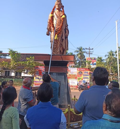 ಸುಳ್ಯ:ರಾಷ್ಟೀಯ ಯುವ ದಿನಾಚರಣೆ ಪ್ರಯುಕ್ತ ಸ್ವಾಮಿ ವಿವೇಕಾನಂದ ವೃತ್ತದಲ್ಲಿ ಪ್ರತಿಮೆಗೆ ಹಾರಾರ್ಪಣೆ