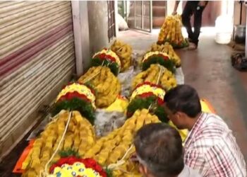 ಸಿದ್ದರಾಮಯ್ಯರಿಗಾಗಿ ಬೃಹತ್ ಮೈಸೂರು ಪಾಕ್ ಹಾರ,ಕ್ರೇನ್ ಮೂಲಕ ಸಮರ್ಪಣೆ,ತೂಕ ಎಷ್ಟು ಗೊತ್ತಾ?