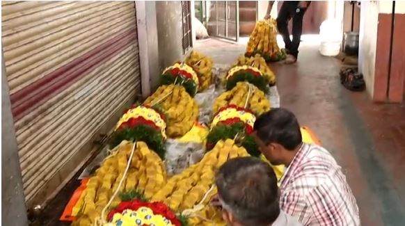 ಸಿದ್ದರಾಮಯ್ಯರಿಗಾಗಿ ಬೃಹತ್ ಮೈಸೂರು ಪಾಕ್ ಹಾರ,ಕ್ರೇನ್ ಮೂಲಕ ಸಮರ್ಪಣೆ,ತೂಕ ಎಷ್ಟು ಗೊತ್ತಾ?