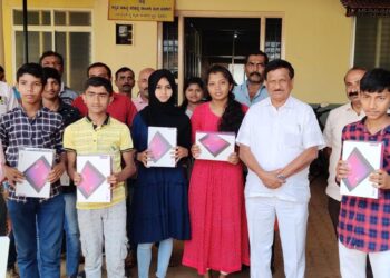 ಶಾಸಕರಿಂದ ವಿದ್ಯಾರ್ಥಿಗಳಿಗೆ ಟ್ಯಾಬ್ ವಿತರಣೆ