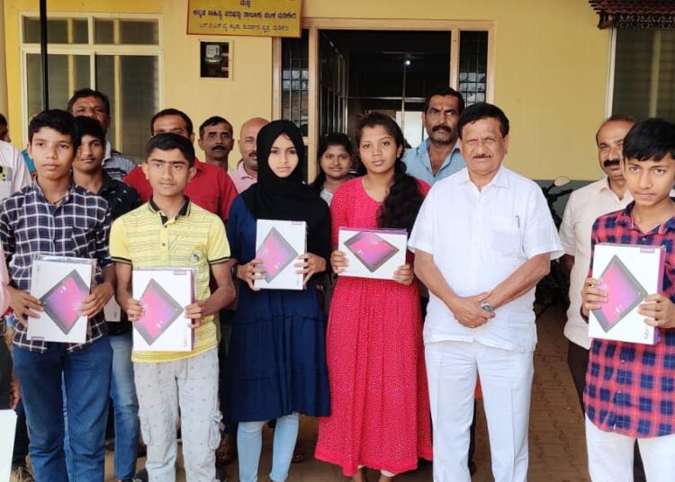 ಶಾಸಕರಿಂದ ವಿದ್ಯಾರ್ಥಿಗಳಿಗೆ ಟ್ಯಾಬ್ ವಿತರಣೆ