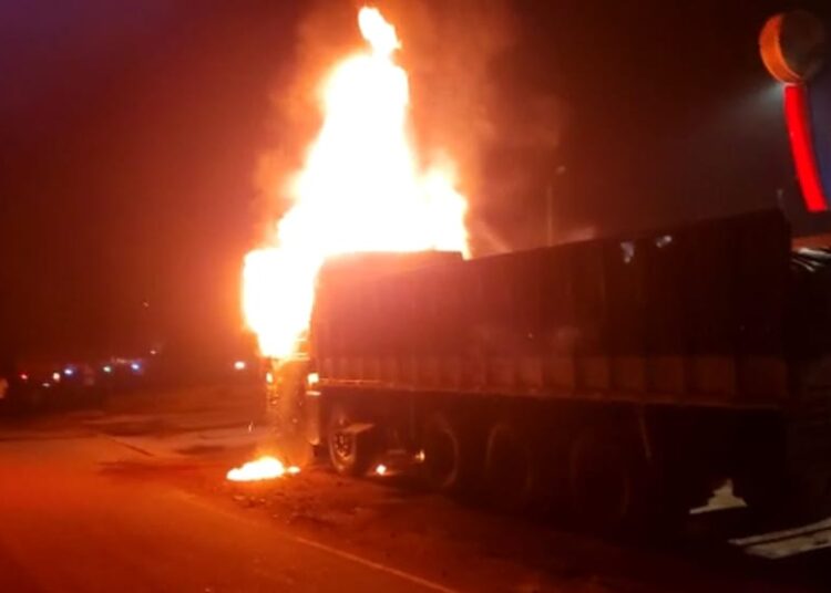 ಪೆಟ್ರೋಲ್‌ ಪಂಪ್‌ ಸಮೀಪದಲ್ಲೇ ಬೆಂಕಿಗಾಹುತಿಯಾದ ಲಾರಿ