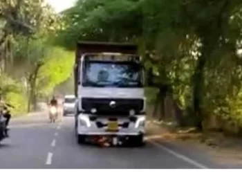 ಸ್ಕೂಟಿಗೆ ಡಿಕ್ಕಿ ಹೊಡೆದು 6 ವರ್ಷದ ಮಗುವನ್ನು 2 ಕಿ.ಮೀ ಎಳೆದೊಯ್ದ ಟ್ರಕ್