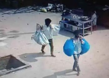 ಹೂವಿನ ಹಾರದ ಮಧ್ಯೆ ಮಾಂಸದ ಮಿಶ್ರಣ ಹಾಕಿ ದೇವಳಕ್ಕೆ ನೀಡಿದ ಕಿಡಿಗೇಡಿಗಳು!