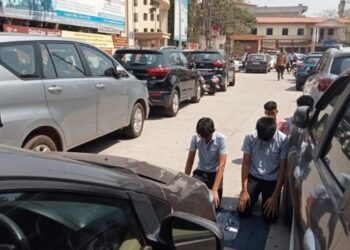 ಮಂಗಳೂರು : ರಸ್ತೆ ಮಧ್ಯದಲ್ಲೇ ವಿದ್ಯಾರ್ಥಿಗಳಿಂದ ನಮಾಝ್, ಪರ-ವಿರೋಧ ಚರ್ಚೆ !