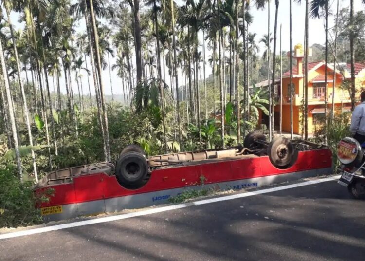 ಚಾಲಕನ ನಿಯಂತ್ರಣ ತಪ್ಪಿ ಕಂದಕಕ್ಕೆ ಉರುಳಿದ ಬಸ್,40 ಮಂದಿಗೆ ಗಾಯ,ಆಸ್ಪತ್ರೆಯಲ್ಲಿ ಚಿಕಿತ್ಸೆ