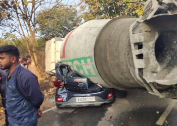 ಚಲಿಸುತ್ತಿದ್ದ ಕಾರಿನ ಮೇಲೆ ಬಿದ್ದ ಕಾಂಕ್ರಿಟ್ ಲಾರಿ, ತಾಯಿ-ಮಗಳು ಸಾವು