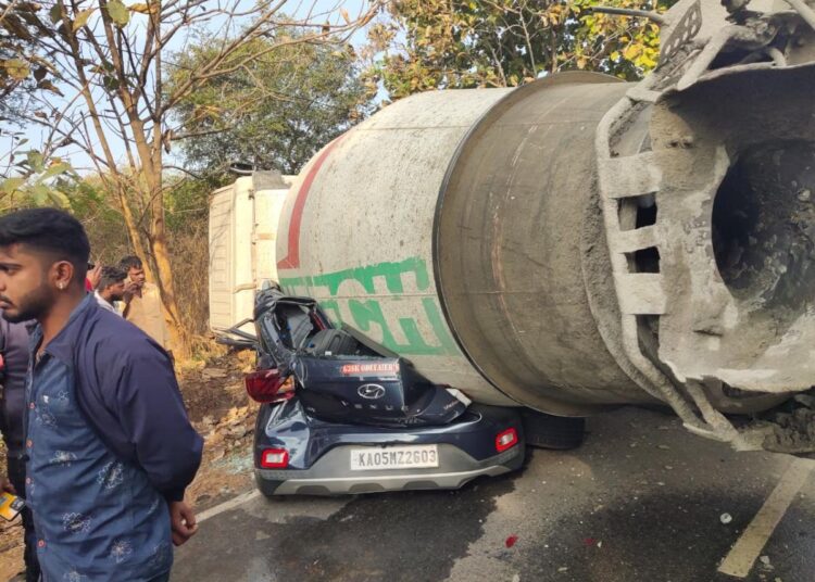 ಚಲಿಸುತ್ತಿದ್ದ ಕಾರಿನ ಮೇಲೆ ಬಿದ್ದ ಕಾಂಕ್ರಿಟ್ ಲಾರಿ, ತಾಯಿ-ಮಗಳು ಸಾವು