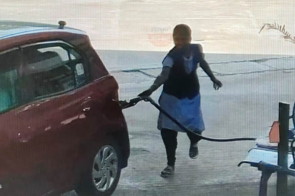 ಸಂಪಾಜೆ : ಪೆಟ್ರೋಲ್ ಹಾಕುತ್ತಿದ್ದ ವೇಳೆ ಅಚಾನಕ್ ಆಗಿ ಚಲಿಸಿದ ಕಾರು, ವಿಡಿಯೋ ವೈರಲ್ !