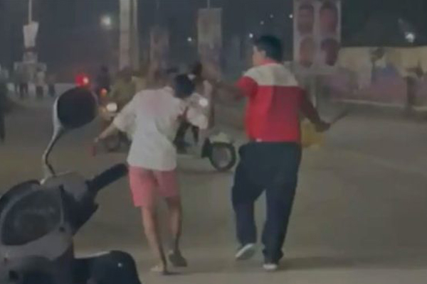 16ರ ಯುವತಿಗೆ ಚೂರಿ ಇರಿದು – ಜುಟ್ಟು ಹಿಡಿದು ರಸ್ತೆಯಲ್ಲಿ ಎಳೆದೊಯ್ದ ವ್ಯಕ್ತಿ ! ತನಿಖೆಯಲ್ಲಿ ಬಯಲಾಯ್ತು ರಹಸ್ಯ..!