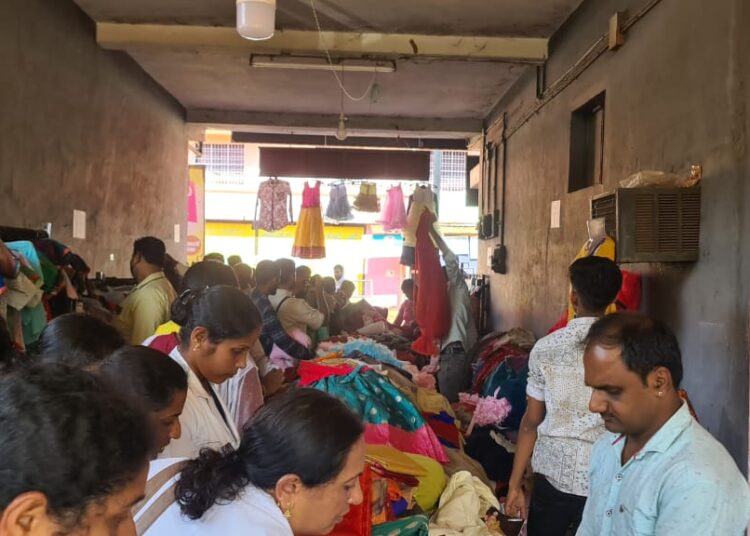 ಕುಮ್ ಕುಮ್ ಫ್ಯಾಶನ್ ನಲ್ಲಿ ಸ್ಟಾಕ್ ಕ್ಲಿಯರೆನ್ಸ್ ಸೇಲ್:ಮನದಿಚ್ಛೆಯ ಬಟ್ಟೆ ಖರೀದಿಸಲು ಮುಗಿ ಬಿದ್ದ ಗ್ರಾಹಕರು