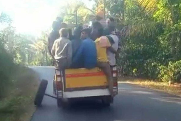 ಅಬ್ಬಾಬ್ಬ ! ವಾಹನ ಚಲಿಸುತ್ತಿದ್ದಾಗಲೇ ಕಳಚಿಕೊಂಡಿತು ಚಕ್ರ, ಮಕ್ಕಳು ಸೇರಿ ೧೫ ಜನರಿದ್ದ ಈ ಪಿಕ್ ಅಪ್ ಫೋಟೋ ವೈರಲ್, ಆಗಿದ್ದೇನು?