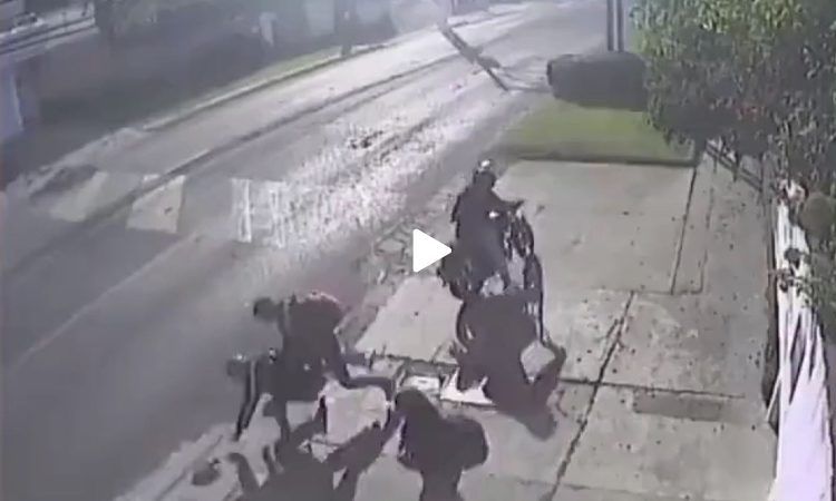 ತಲೆಕೆಳಗಾದ ದರೋಡೆಕೋರರ ಪ್ಲಾನ್..! ದಂಪತಿಯ ದೈರ್ಯಕ್ಕೆ ಎಲ್ಲೆಡೆ ಪ್ರಶಂಸೆ… ಇಲ್ಲಿದೆ ವೈರಲ್ ವಿಡಿಯೋ