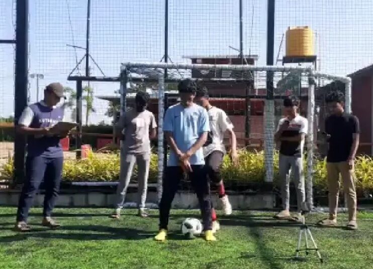ಫುಟ್ಬಾಲ್ ನಲ್ಲಿ ಗಿನ್ನಿಸ್ ದಾಖಲೆ ಸಾಧಿಸಿದ ಮಂಗಳೂರು ಹುಡುಗ,ವಿಶ್ವದ ಇಬ್ಬರ ದಾಖಲೆ ಮುರಿದು ಸಾಧನೆ