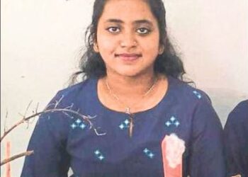 ಭೀಕರ ರಸ್ತೆ ಅಪಘಾತದಲ್ಲಿ ವಿದ್ಯಾರ್ಥಿನಿ ಗಂಭೀರ, ಕಾರು ಡಿಕ್ಕಿ ರಭಸಕ್ಕೆ ೭ ಅಡಿ ಮೇಲೆ ಹಾರಿ ಬಿದ್ದ ಯುವತಿ