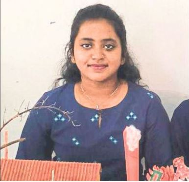 ಭೀಕರ ರಸ್ತೆ ಅಪಘಾತದಲ್ಲಿ ವಿದ್ಯಾರ್ಥಿನಿ ಗಂಭೀರ, ಕಾರು ಡಿಕ್ಕಿ ರಭಸಕ್ಕೆ ೭ ಅಡಿ ಮೇಲೆ ಹಾರಿ ಬಿದ್ದ ಯುವತಿ