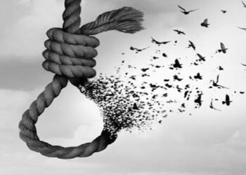 ಇಬ್ಬರು ಮಕ್ಕಳೊಂದಿಗೆ ನೇಣಿಗೆ ಶರಣಾದ ತಾಯಿ; ಓರ್ವ ಮಗಳು ಬಚಾವ್‌ !