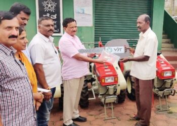 ಕೃಷಿಕರಿಗೆ ಪವರ್ ಟಿಲ್ಲರ್ ವಿತರಿಸಿದ ಶಾಸಕ ಬೋಪಯ್ಯ