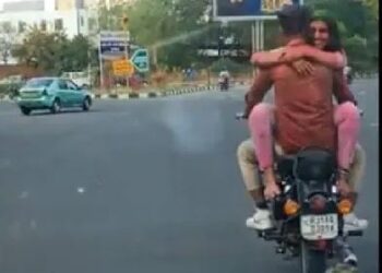 ಚಲಿಸುತ್ತಿದ್ದ ಬುಲೆಟ್ ಬೈಕ್‍ನಲ್ಲೇ ರೋಮ್ಯಾನ್ಸ್ ..ಮದವೇರಿದ ಯುವಕ-ಯುವತಿಗಾಗಿ ಪೊಲೀಸರ ಹುಡುಕಾಟ..!