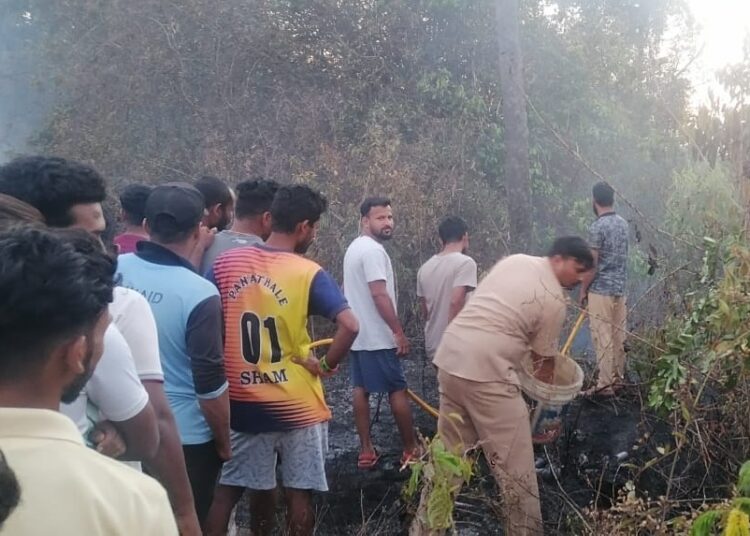 ಬಂಗ್ಲೆಗುಡ್ಡೆಯಲ್ಲಿ ಹೊತ್ತಿಕೊಂಡ ಬೆಂಕಿ, ಅಗ್ನಿಶಾಮಕ ಸಿಬ್ಬಂದಿ ಕಾರ್ಯಾಚರಣೆ