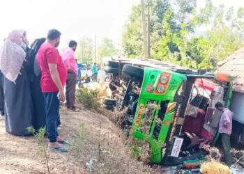 ಅತಿ ವೇಗದ ಚಾಲನೆಗೆ ಖಾಸಗಿ ಬಸ್ ಪಲ್ಟಿ,ಶಾಲಾ ಮಕ್ಕಳು ಸೇರಿದಂತೆ ಹಲವರಿಗೆ ಗಾಯ