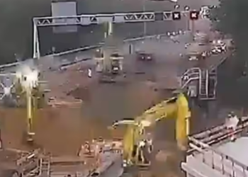 ಎರಡೇ ದಿನದಲ್ಲಿ ಹೆದ್ದಾರಿ ಅಗೆದು, ಅಂಡರ್ ಪಾಸ್ ಸುರಂಗ ಅಳವಡಿಸಿ, ಸಂಚಾರಕ್ಕೆ ಮುಕ್ತ – ವಿಡಿಯೋ ವೈರಲ್