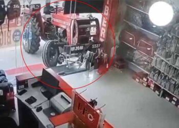 ಚಾಲಕನಿಲ್ಲದೆ ಅಚಾನಕ್ಕಾಗಿ ಸ್ಟಾರ್ಟ್ ಆದ ಟ್ರಾಕ್ಟರ್, ಶೋರೂಂಗೆ ನುಗ್ಗಿದ ವೀಡಿಯೋ ವೈರಲ್